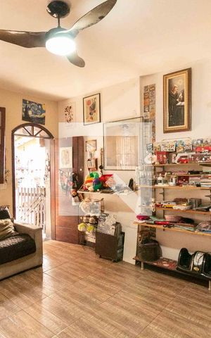 Casa à venda com 185m², 2 quartos e 4 vagas Casa à venda com 185m², 2 quartos e 4 vagasSala