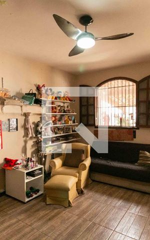 Casa à venda com 185m², 2 quartos e 4 vagas Casa à venda com 185m², 2 quartos e 4 vagasSala