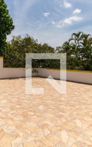 Casa à venda com 1500m², 5 quartos e 3 vagas Casa à venda com 1500m², 5 quartos e 3 vagasTerraço
