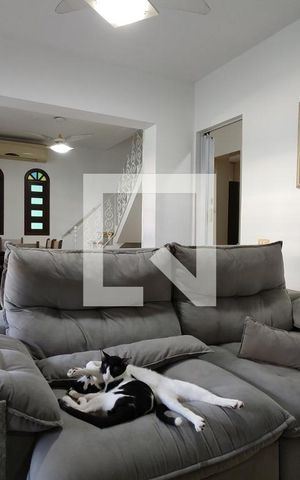 Casa de condomínio à venda com 250m², 5 quartos e 2 vagas Casa de condomínio à venda com 250m², 5 quartos e 2 vagasSala