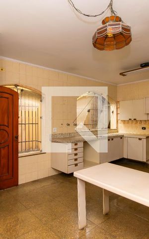 Casa à venda com 700m², 3 quartos e 4 vagas Casa à venda com 700m², 3 quartos e 4 vagasCozinha