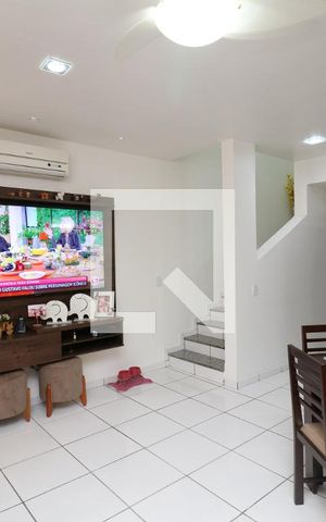 Casa à venda com 80m², 2 quartos e 2 vagasSala