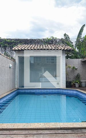 Casa à venda com 125m², 5 quartos e 3 vagas Casa à venda com 125m², 5 quartos e 3 vagasPiscina