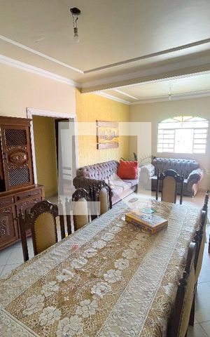 Casa à venda com 150m², 4 quartos e 7 vagas Casa à venda com 150m², 4 quartos e 7 vagasSala