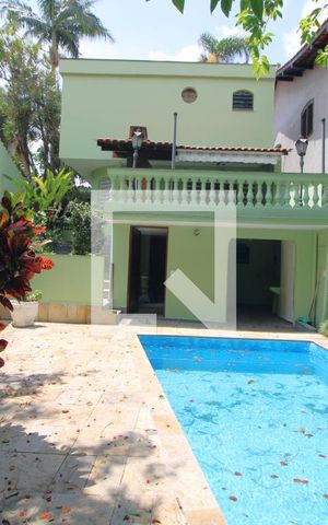 Casa à venda com 309m², 3 quartos e 5 vagasFundos da casa