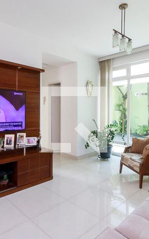 Casa à venda com 180m², 3 quartos e 2 vagas Casa à venda com 180m², 3 quartos e 2 vagasSala