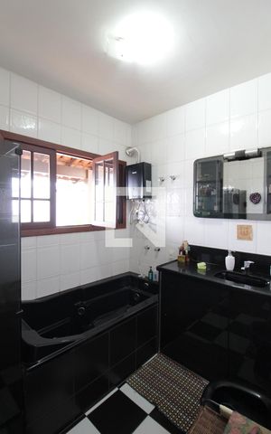 Casa à venda com 304m², 3 quartos e 6 vagasCasa 1 - Banheiro da Suite
