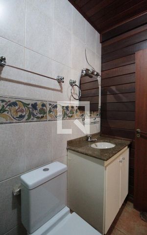 Casa à venda com 304m², 3 quartos e 6 vagasCasa 2 - Banheiro da Suite