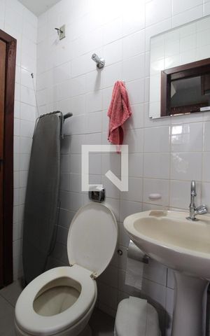 Casa à venda com 304m², 3 quartos e 6 vagasCasa 1 - Banheiro de Serviço