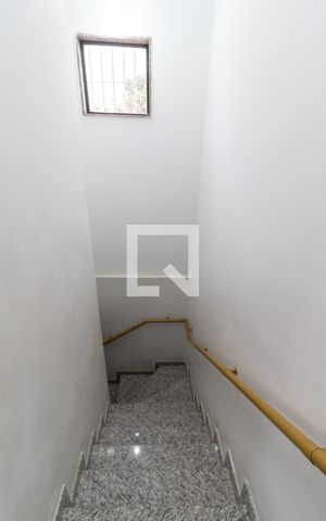 Casa à venda com 200m², 3 quartos e 2 vagasEscada