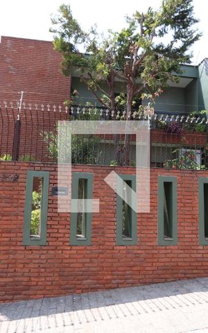 Casa à venda com 286m², 4 quartos e 4 vagasFachada