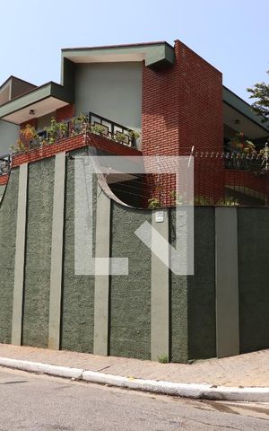 Casa à venda com 286m², 4 quartos e 4 vagasFachada