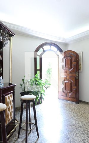 Casa à venda com 286m², 4 quartos e 4 vagasSala
