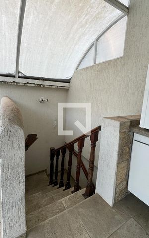 Casa de condomínio à venda com 600m², 4 quartos e 4 vagasEscada