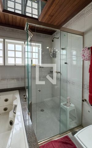 Casa de condomínio à venda com 600m², 4 quartos e 4 vagasBanheiro da Suíte 1
