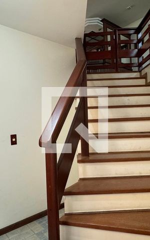 Casa de condomínio à venda com 600m², 4 quartos e 4 vagasEscada