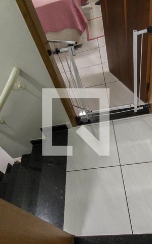 Casa de condomínio à venda com 65m², 2 quartos e 1 vaga Casa de condomínio à venda com 65m², 2 quartos e 1 vagaEscada