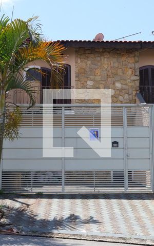 Casa à venda com 90m², 2 quartos e 2 vagasFachada da casa - Placa instalada no portão do imóvel