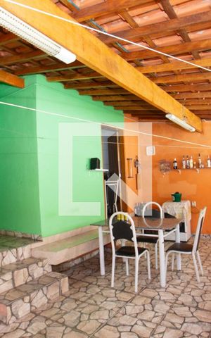 Casa à venda com 127m², 4 quartos e 3 vagas Casa à venda com 127m², 4 quartos e 3 vagasÁrea externa