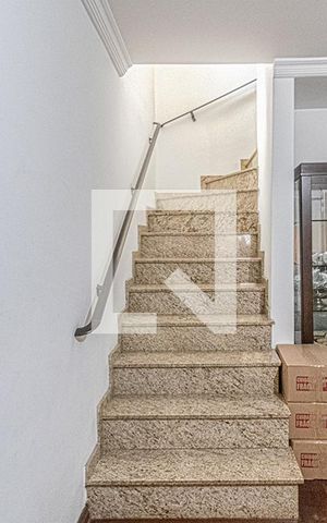 Casa à venda com 172m², 4 quartos e 3 vagas Casa à venda com 172m², 4 quartos e 3 vagasEscada