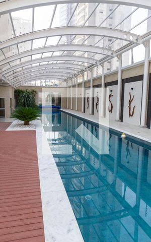 Apartamento à venda com 366m², 4 quartos e 6 vagas Apartamento à venda com 366m², 4 quartos e 6 vagasÁrea comum - Piscina