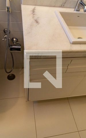 Apartamento à venda com 366m², 4 quartos e 6 vagas Apartamento à venda com 366m², 4 quartos e 6 vagasBanheiro direito da Suite 3