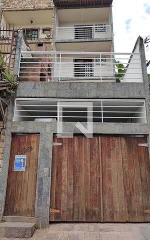 Casa de condomínio para alugar com 250m², 4 quartos e 1 vagaFachada e placa