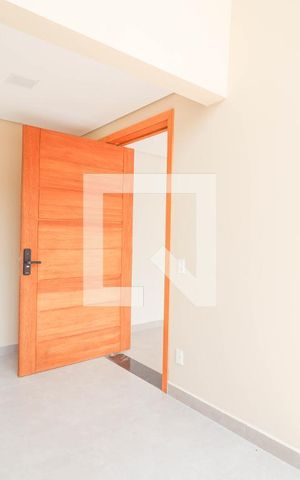 Casa à venda com 168m², 3 quartos e 2 vagas Casa à venda com 168m², 3 quartos e 2 vagasSala