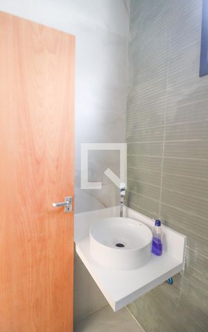 Casa à venda com 168m², 3 quartos e 2 vagas Casa à venda com 168m², 3 quartos e 2 vagasBanheiro