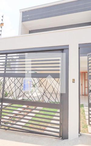 Casa à venda com 168m², 3 quartos e 2 vagas Casa à venda com 168m², 3 quartos e 2 vagasFachada