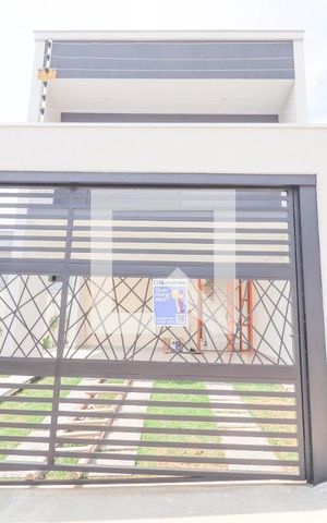 Casa à venda com 168m², 3 quartos e 2 vagas Casa à venda com 168m², 3 quartos e 2 vagasFachada