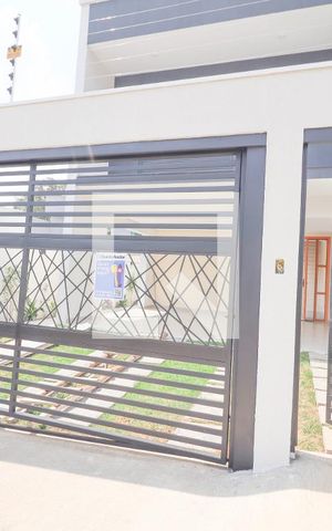 Casa à venda com 168m², 3 quartos e 2 vagas Casa à venda com 168m², 3 quartos e 2 vagasFachada