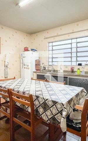 Casa à venda com 280m², 2 quartos e 2 vagas Casa à venda com 280m², 2 quartos e 2 vagasCozinha