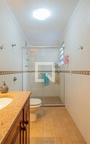 Casa para alugar com 275m², 6 quartos e 4 vagas Casa para alugar com 275m², 6 quartos e 4 vagasBanheiro Social - Casa 2