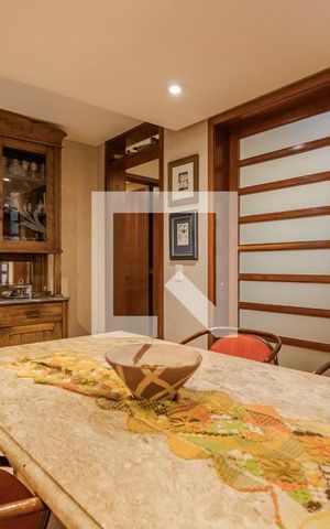 Casa de condomínio à venda com 220m², 4 quartos e 2 vagas Casa de condomínio à venda com 220m², 4 quartos e 2 vagasSala de Jantar