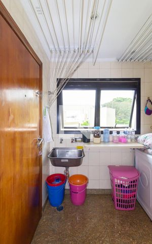 Apartamento à venda com 200m², 4 quartos e 4 vagas Apartamento à venda com 200m², 4 quartos e 4 vagasLavanderia