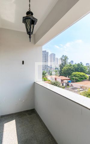 Casa à venda com 455m², 4 quartos e 6 vagas Casa à venda com 455m², 4 quartos e 6 vagasVaranda da Suíte 1
