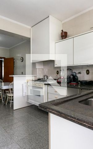 Casa à venda com 455m², 4 quartos e 6 vagas Casa à venda com 455m², 4 quartos e 6 vagasCozinha