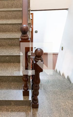 Casa à venda com 455m², 4 quartos e 6 vagas Casa à venda com 455m², 4 quartos e 6 vagasEscada