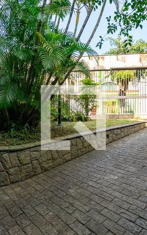 Casa à venda com 455m², 4 quartos e 6 vagas Casa à venda com 455m², 4 quartos e 6 vagasEntrada da Garagem