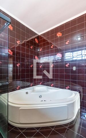 Casa à venda com 455m², 4 quartos e 6 vagas Casa à venda com 455m², 4 quartos e 6 vagasBanheiro da Suíte 1