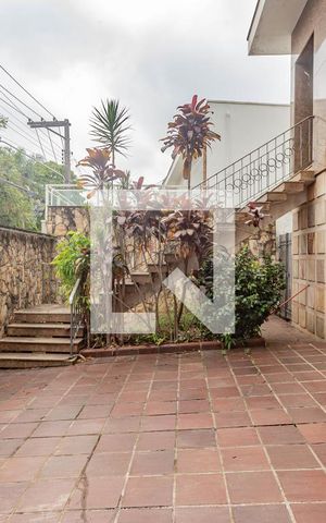 Casa à venda com 361m², 4 quartos e 5 vagas Casa à venda com 361m², 4 quartos e 5 vagasGaragem