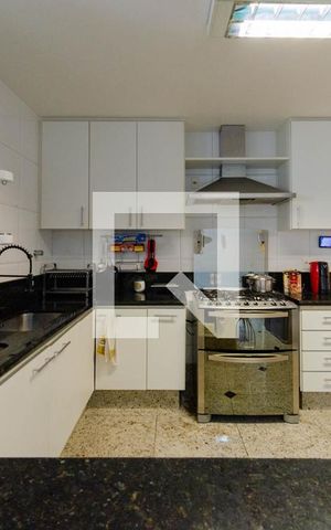 Casa à venda com 512m², 4 quartos e 4 vagas Casa à venda com 512m², 4 quartos e 4 vagasCozinha