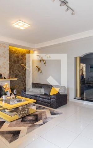Casa para alugar com 450m², 4 quartos e 4 vagas Casa para alugar com 450m², 4 quartos e 4 vagasSala