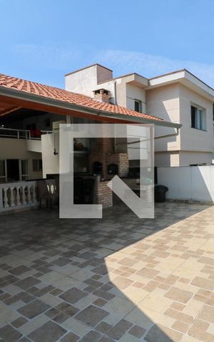 Casa à venda com 331m², 4 quartos e 3 vagas Casa à venda com 331m², 4 quartos e 3 vagasÁrea Gourmet