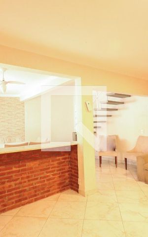 Casa à venda com 331m², 4 quartos e 3 vagas Casa à venda com 331m², 4 quartos e 3 vagasSala
