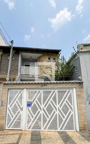 Casa à venda com 200m², 3 quartos e 5 vagasFachada + plaquinha