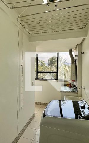Apartamento à venda com 220m², 4 quartos e 3 vagas Apartamento à venda com 220m², 4 quartos e 3 vagasÁrea de Serviço