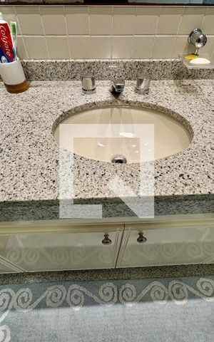 Apartamento à venda com 220m², 4 quartos e 3 vagas Apartamento à venda com 220m², 4 quartos e 3 vagasBanheiro da Suíte 1