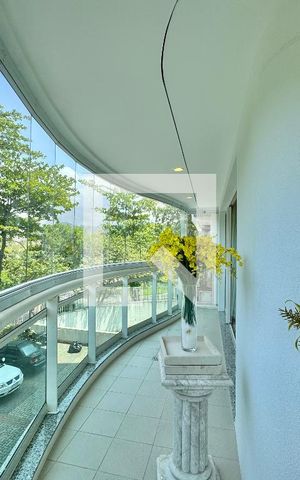 Apartamento à venda com 220m², 4 quartos e 3 vagas Apartamento à venda com 220m², 4 quartos e 3 vagasVaranda